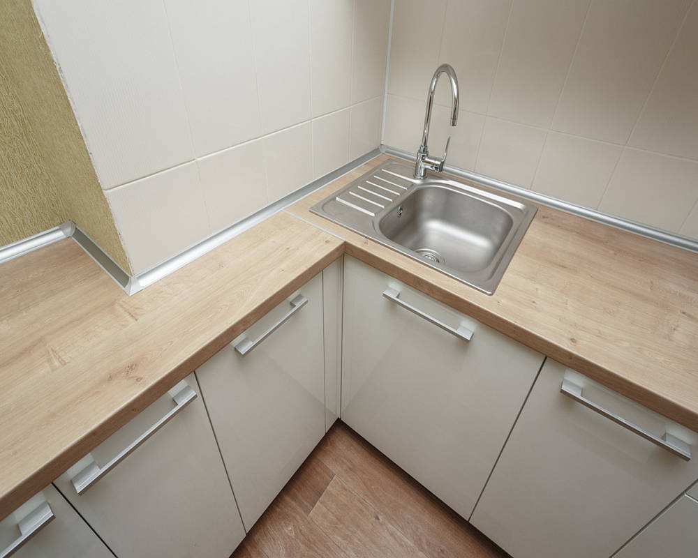 Алюминиевый плинтус для столешницы AP860 1414х3,0 инокс (фур-ра 494-203) (8)