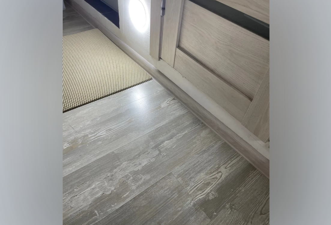 Плинтус ПВХ с кабель-каналом Рико Лео 127 Тополь канадский