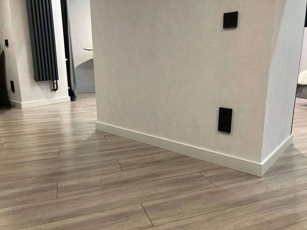 Плинтус Волшебная Палочка Самоцветы 81мм 2,0м 104