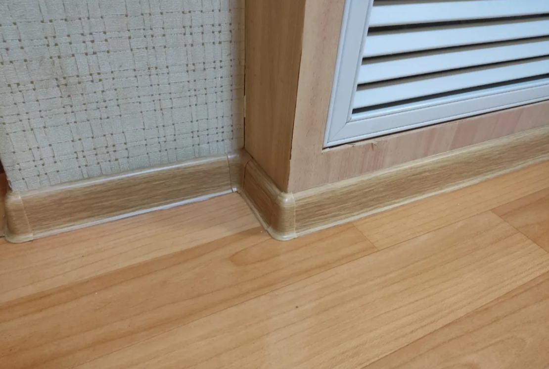 Плинтус ПВХ с кабель-каналом Рико Лео 159 Дуб английский