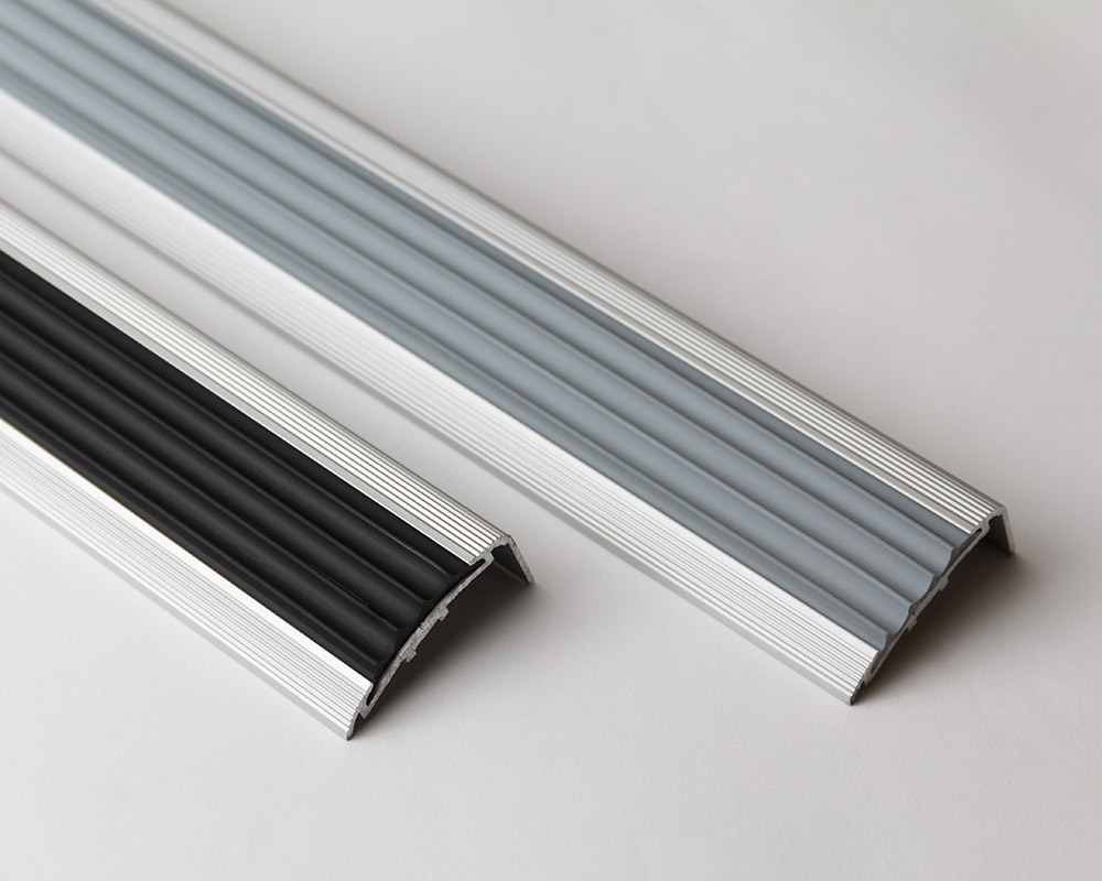 Порог угловой ПУ 71.2700.215 Черный