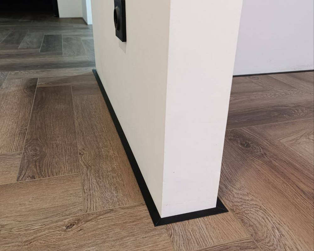 Микроплинтус MSAPL 01.2700.15 Анод черный