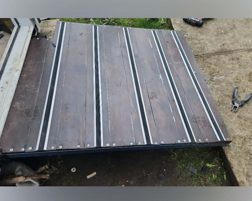 Порог одноуровневый ПС 08.900.01л Серебро