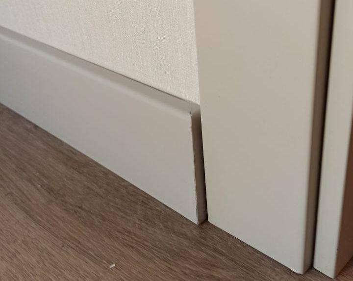 Плинтус Волшебная Палочка Самоцветы 81мм 2,0м. Цвет 410