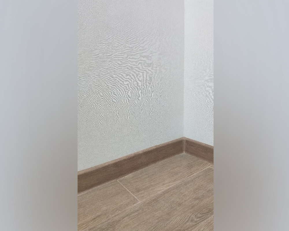 Плинтус ПВХ со съемной панелью Идеал Деконика 70 мм 213 Дуб северный