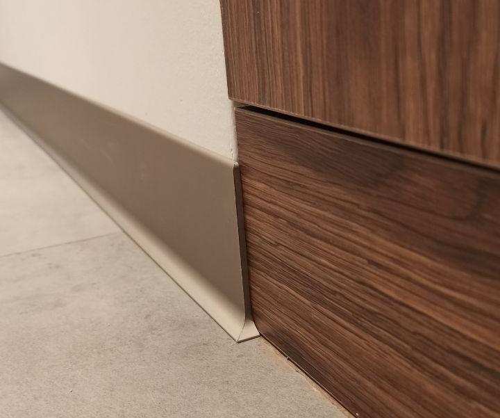 Плинтус алюминиевый Пл 80.2500.042лк Шампань