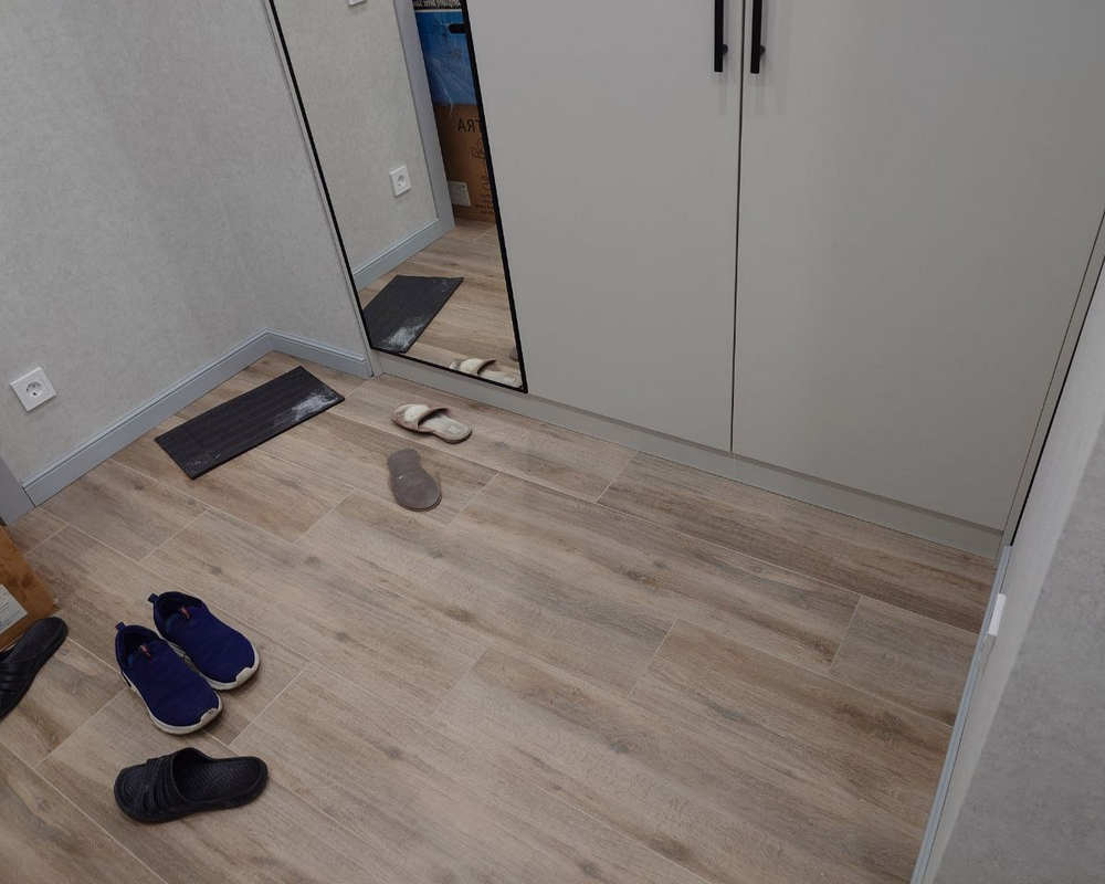 Плинтус из полистирола высокой плотности HI WOOD B80C 80мм х 11мм х 2,0м.