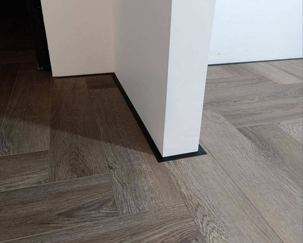 Микроплинтус AL16X5-03 16х6х2000мм Чёрный Анод