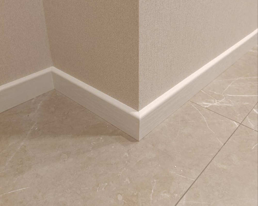 Плинтус МДФ Волшебная палочка 81мм 2,4м. В защитном грунте RAL 9003