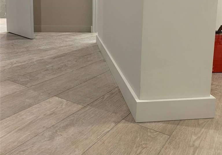 Плинтус Волшебная Палочка Самоцветы 81мм 2,0м. RAL 9003. Цвет 401