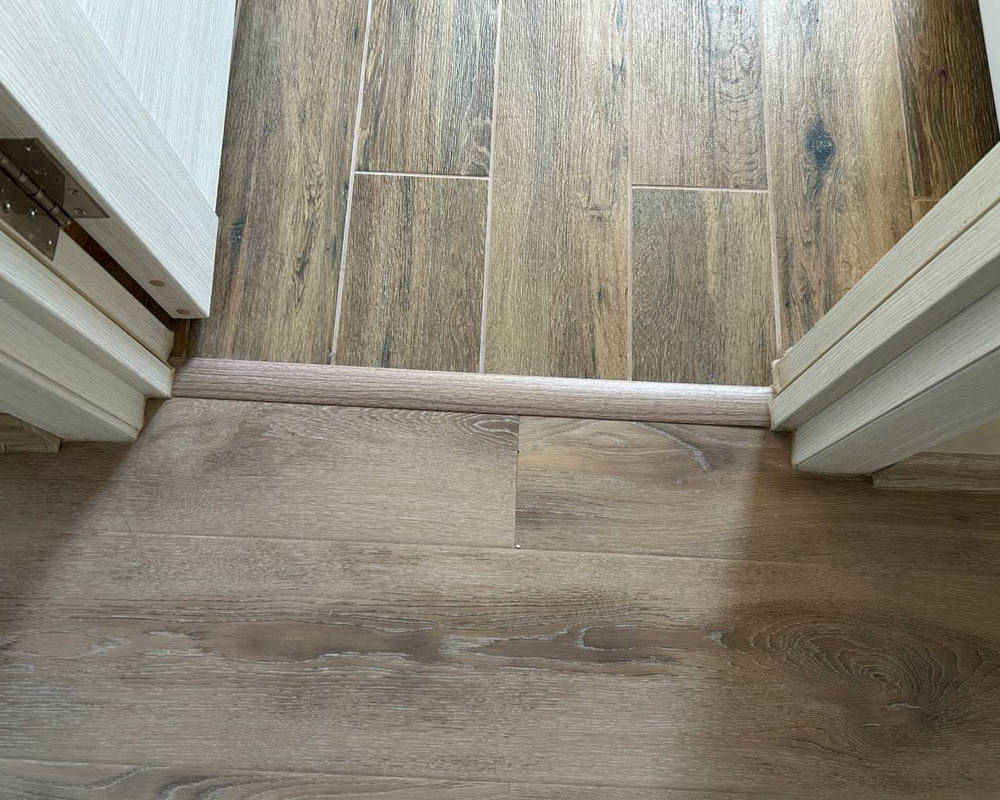 Самоклеящийся порог ЛС 35.1800.4053 Ясень графит