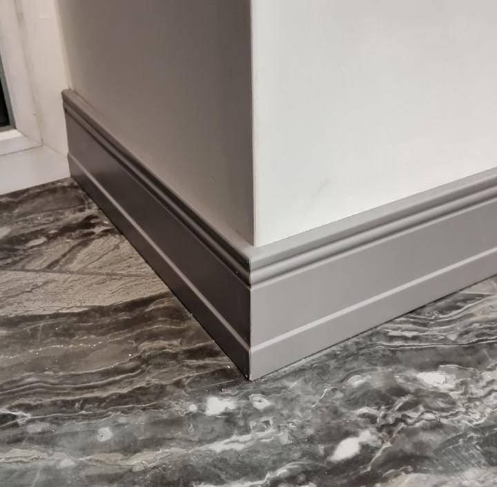 Плинтус из полистирола высокой плотности HI WOOD W009R 100мм х 25мм х 2,0м.