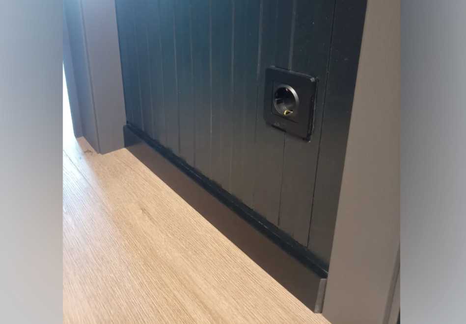 Плинтус МДФ Волшебная палочка 81402 81мм 2,4м.  Окрашенная. RAL 9005