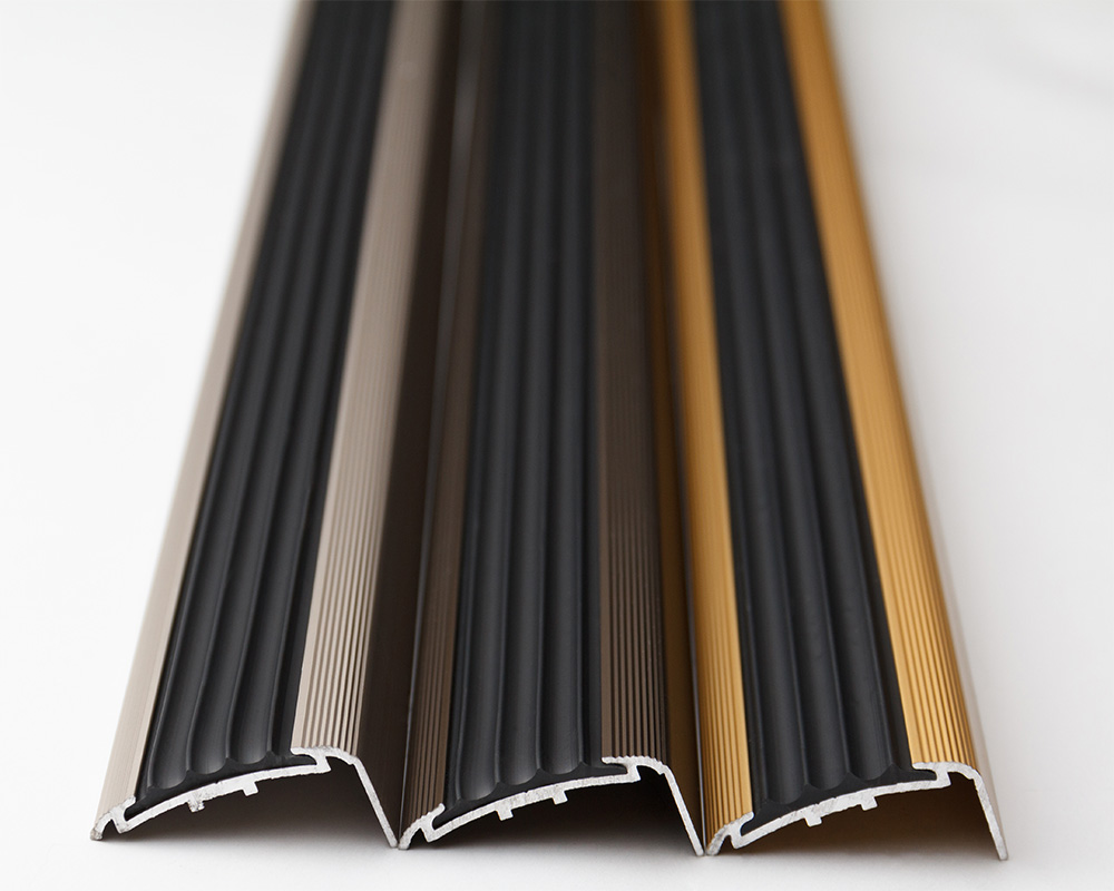 Порог угловой ПУ 71.2700.01лж. Серебро