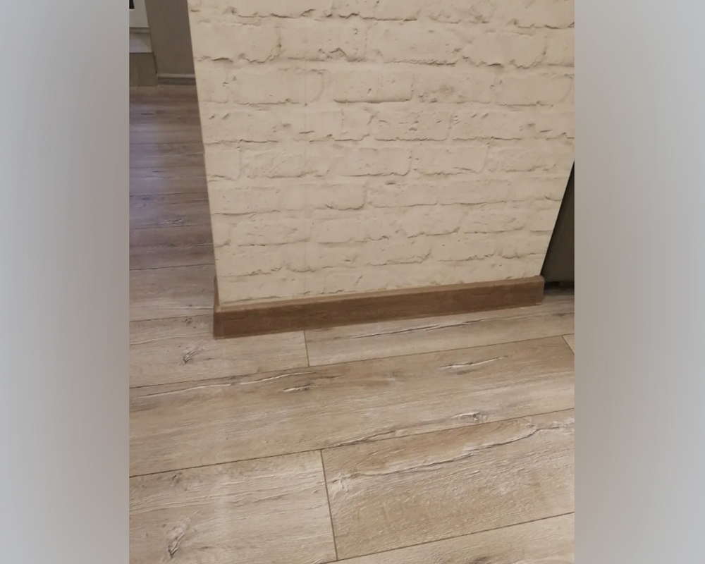 Плинтус ПВХ со съемной панелью Идеал Деконика 70 мм 213 Дуб северный