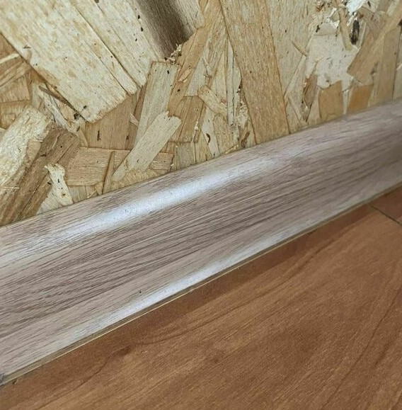 Плинтус ПВХ с кабель-каналом Рико Лео 159 Дуб английский