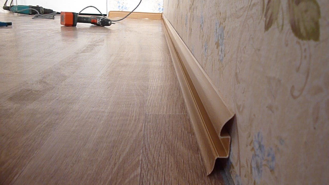 Плинтус ПВХ Волшебная палочка 58мм 2,2м 5809